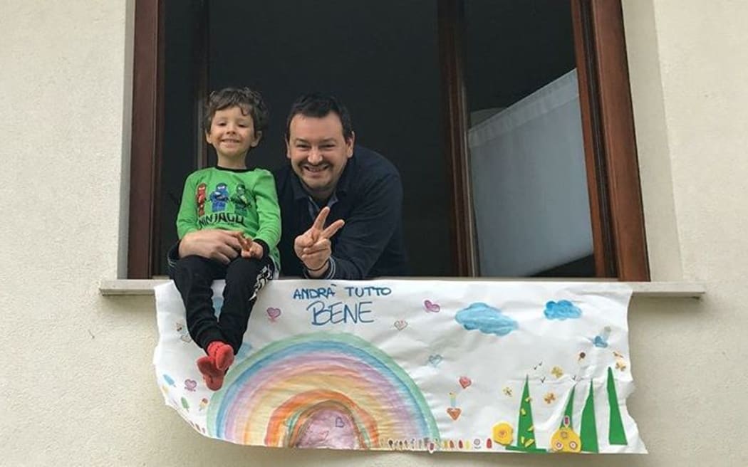 The words on the rainbow picture translate to “everything is going to be all right”.