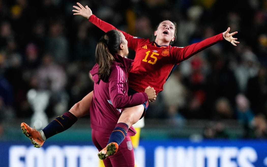 Spanish players celebrate victory after the FIFA Women's World Cup Australia &amp; New Zealand 2023 Semi Final match between Spain and Sweden at Eden Park on August 15, 2023 in Auckland, New Zealand. 
 (Photo by Jose Breton/Pics Action/NurPhoto) (Photo by Jose Breton / NurPhoto / NurPhoto via AFP)