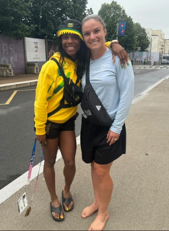 La capitana de Black Ferns Sevens, Michaela Blyde, se reúne con la velocista jamaicana Shelley-Anne Fraser-Pryce en los Juegos Olímpicos de París.