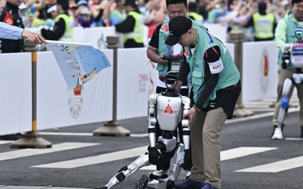 Humanoid robots take on humans in half-marathon | RNZ