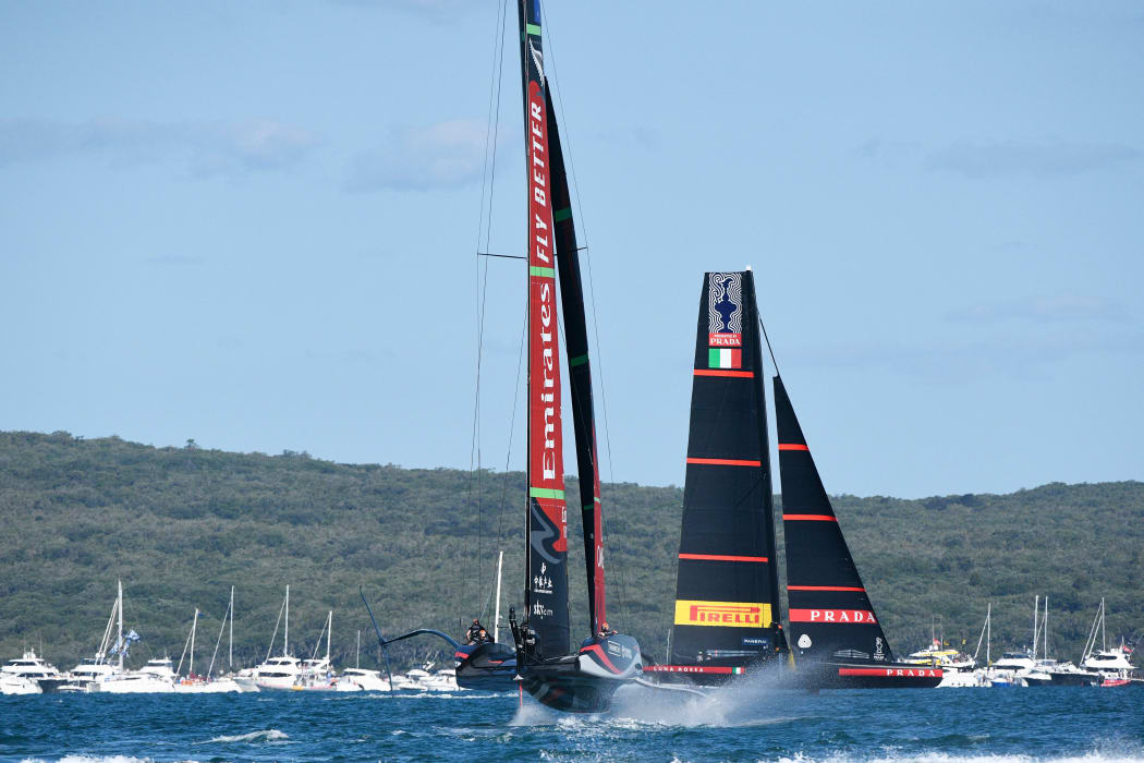 Team New Zealand and Luna Rossa do battle in race five of the America's Cup.