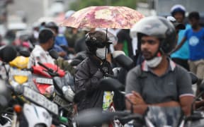 Drivers are waiting in long queues at an Indian Oil Corporation (IOC) filling station in Colombo, Sri Lanka on July 02, 2022. (Photo by Pradeep Dambarage/NurPhoto) (Photo by Pradeep Dambarage / NurPhoto / NurPhoto via AFP)