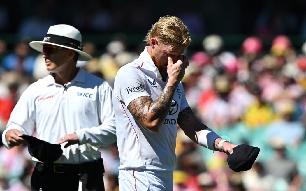 England’s Ben Stokes leaves the field with a strain on day four of the fifth Ashes cricket Test against Australia in Sydney, January 7, 2026. (Photo by Saeed KHAN / AFP) / -- IMAGE RESTRICTED TO EDITORIAL USE - STRICTLY NO COMMERCIAL USE --