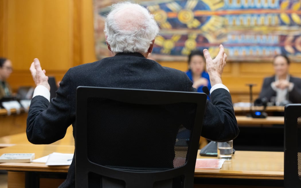Sir Geoffrey Palmer gives evidence to Parliament's Regulations Review Committee.