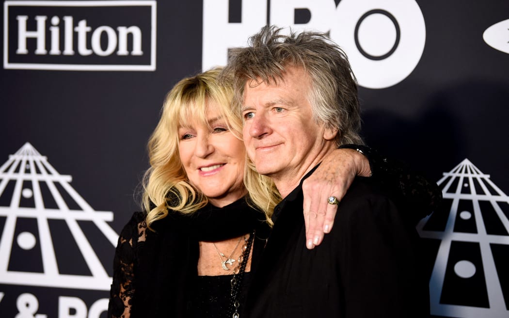 NEW YORK, NEW YORK - MARCH 29: Christine McVie and Neil Finn of Fleetwood Mac attend the 2019 Rock & Roll Hall Of Fame Induction Ceremony at Barclays Center on March 29, 2019 in New York City.   Dimitrios Kambouris/Getty Images For The Rock and Roll Hall of Fame/AFP (Photo by Dimitrios Kambouris / GETTY IMAGES NORTH AMERICA / Getty Images via AFP)