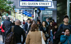 Auckland pedestrians queen street generic