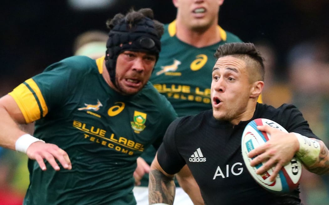 Warren Whiteley chases TJ Perenara