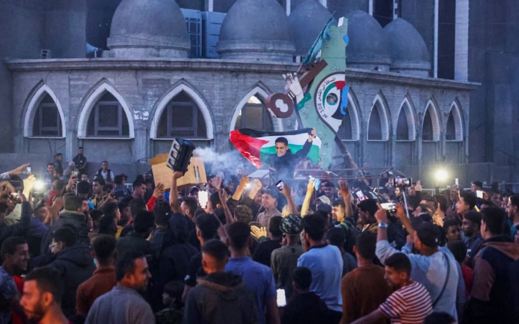 I palestinesi festeggiano in una strada a Rafah, nel sud della Striscia di Gaza, dopo che Hamas ha annunciato l’accettazione di una proposta di tregua il 6 maggio 2024, nel mezzo del conflitto in corso tra Israele e il movimento palestinese di Hamas.