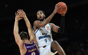 Rob Baker of the Breakers shoots over Matthew Dellavedova of the Kings.