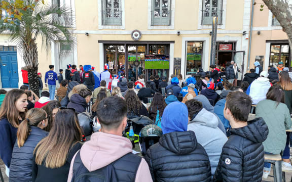 French fans watch football on tv
