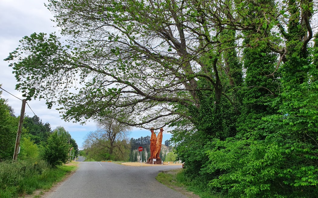 The massive scale of the sculpture is evident as soon as you round the corner in tiny Rissington