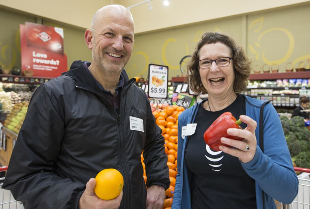 Alison Ballance and Simon Morton discover which fruits and vegetable have the most vitamin c. Science of vitamin c