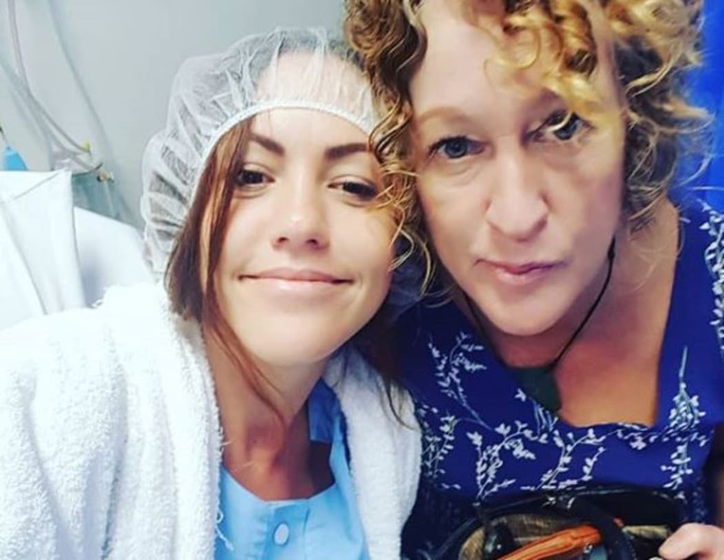 Nikki with her mum in hospital just before she got her implants explanted.