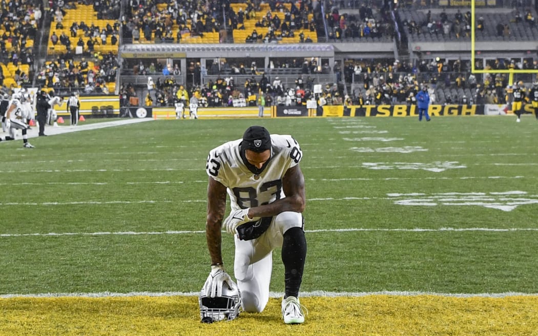 PITTSBURGH, PENNSYLVANIA - DECEMBER 24: Darren Waller #83 of the Las Vegas Raiders takes a knee before playing the Pittsburgh Steelers at Acrisure Stadium on December 24, 2022 in Pittsburgh, Pennsylvania.   Gaelen Morse/Getty Images/AFP (Photo by Gaelen Morse / GETTY IMAGES NORTH AMERICA / Getty Images via AFP)