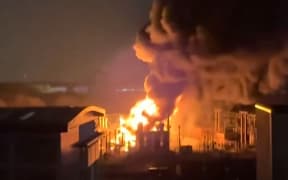 This frame grab taken from a UGC video shot and posted on X on March 21, 2025 by @chrisjbrogan shows smoke billowing from a fire at a neighborhood electrical substation supplying power to Heathrow Airport in Hayes, west London. Britain's Heathrow airport, Europe's busiest, shut down early on March 21 after a major fire at an electricity  substation cut power to the sprawling hub, disrupting hundreds of flights and thousands of travellers. (Photo by Handout / Courtesy of X user @chrisjbrogan / AFP) / NO USE AFTER MARCH 31, 2025 17:00:00 GMT - NO USE AFTER MARCH 31, 2025 17:00:00 GMT - RESTRICTED TO EDITORIAL USE – MANDATORY CREDIT «  AFP PHOTO / COURTESY OF X USER @CHRISJBROGAN » - NO MARKETING NO ADVERTISING CAMPAIGNS – DISTRIBUTED AS A SERVICE TO CLIENTS  NO ARCHIVE /