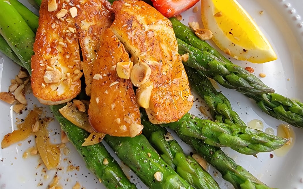 Asparagus with Sizzling Haloumi