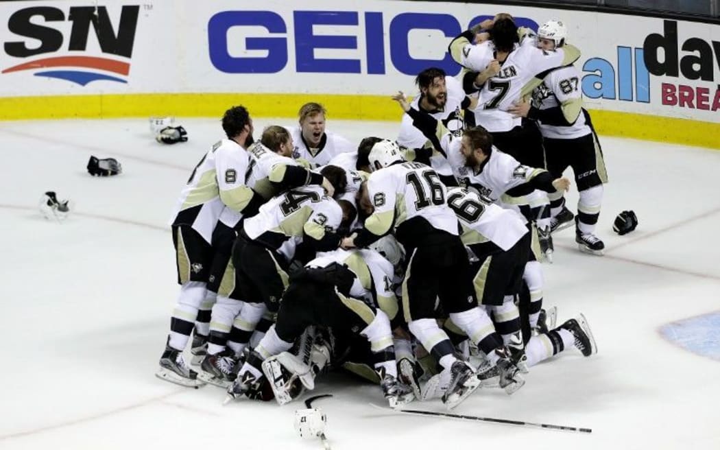 The Pittsburgh Penguins celebrate after their 3-1 victory to win the Stanley Cup against the San Jose Sharks in Game Six of the 2016 NHL Stanley Cup Final at SAP Center on June 12, 2016 in San Jose, California. Ezra Shaw/Getty Images/AFP 
EZRA SHAW / GETTY IMAGES NORTH AMERICA / AFP