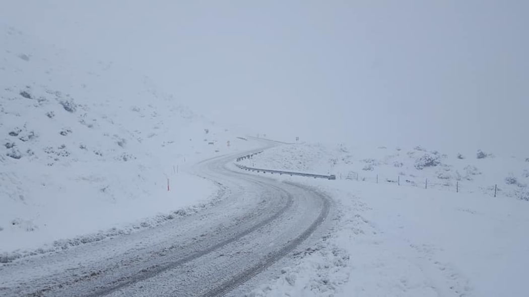 Several cars have been reportedly stranded at the top of the Crown Ranges in Queenstown after heavy snowfall.