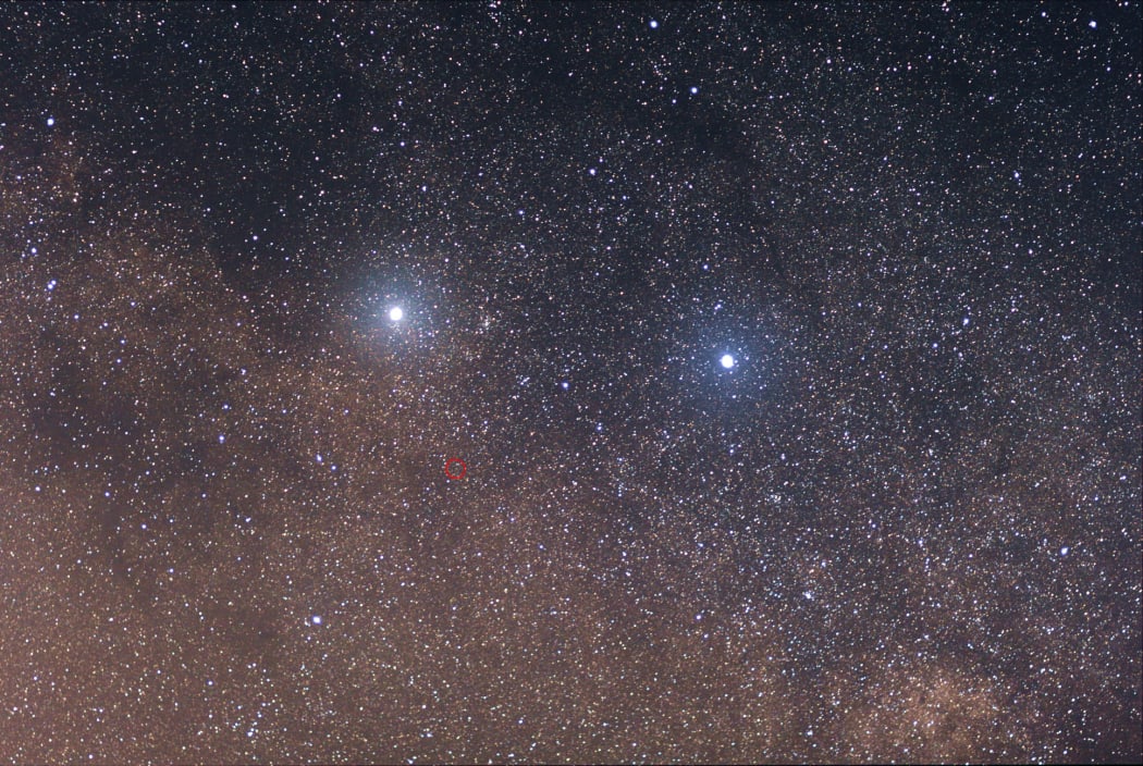 The Alpha Centauri system (left) and Beta Centauri (right), and Proxima Centauri (in the centre of the red circle).