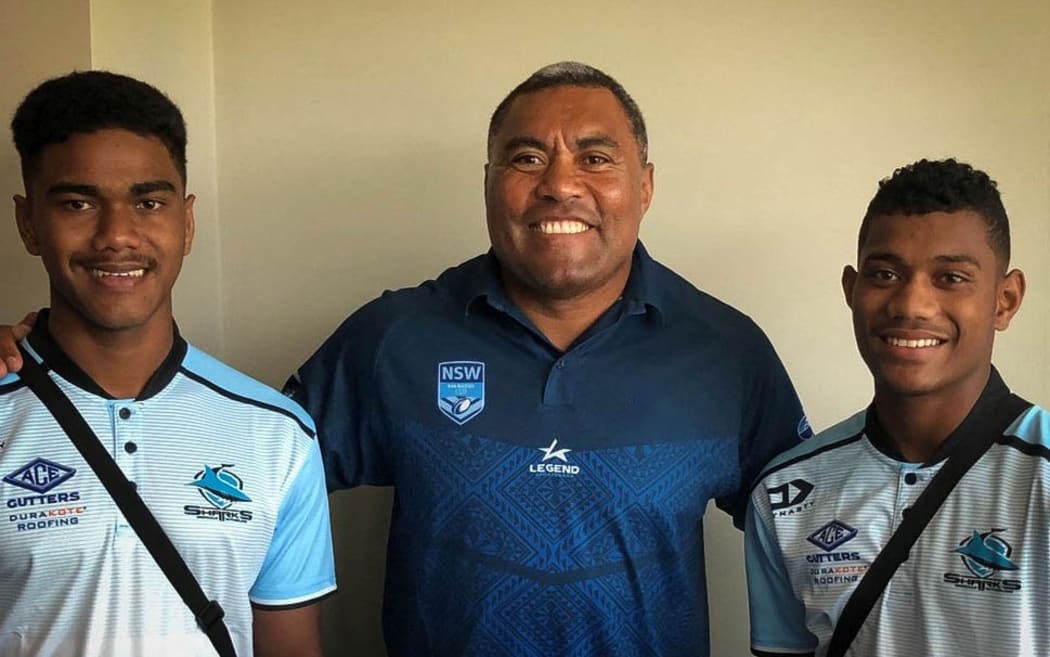 Kevu (L) and Sili (R) with former Fiji rugby league captain Petero Civoniceva.