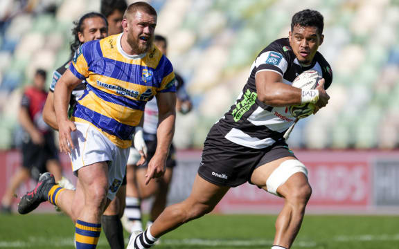 Solomone Funaki scores for Hawkes Bay.