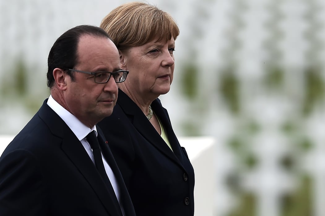 French President Francois Hollande (L) and German Chancellor Angela Merkel