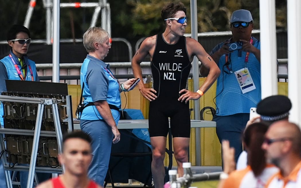 New Zealand's Hayden Wilde waits for a 10 second penalty as England's Alex Yee wins the race.
Birmingham 2022 Commonwealth Games.