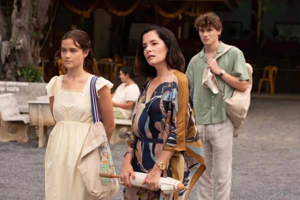 (From left) Sarah Catherine Hook, Parker Posey and Sam Nivola on 'The White Lotus.'