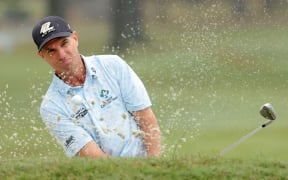 LITTLE ROCK, ARKANSAS - OCTOBER 26: Steven Alker of New Zealand plays his shot from a bunker on to the 16th green during the final round of the Simmons Bank Championship 2025 at Pleasant Valley Country Club on October 26, 2025 in Little Rock, Arkansas.   Jonathan Bachman/Getty Images/AFP (Photo by Jonathan Bachman / GETTY IMAGES NORTH AMERICA / Getty Images via AFP)