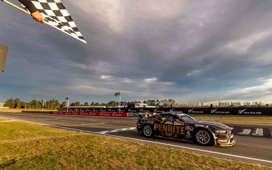Matt Payne romps to Supercars victory at Ruapuna Raceway | RNZ News