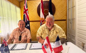 Cook Islands and French Polynesia leaders Mark Brown and Moetai Brotherson have signed an agreement on airlinks – 5 August 2025 - PHOTO présidence de la Polynésie