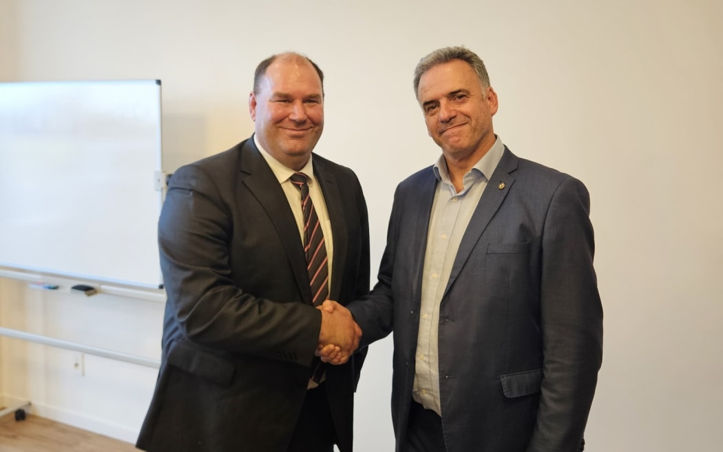 Biosecurity Minister Andrew Hoggard with Uruguayan president Yamandú Orsi in Uruguay.