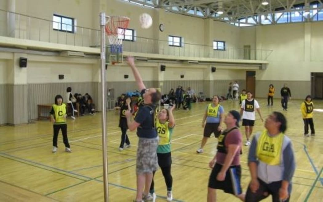 A group of us expats playing South Korean middle schoolers at netball.