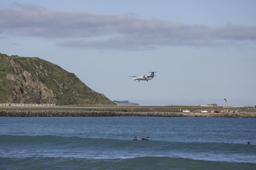 Wellington Airport - Air New Zealand plane landing
