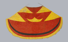 Ahu ula (feather cloak) belonging to Liholoho, Kamehameha II, Early 19th century. Feathers, fibre, painted barkcloth (on reverse). 207 cm
Museum of Archaeology and Anthropology, University of Cambridge
