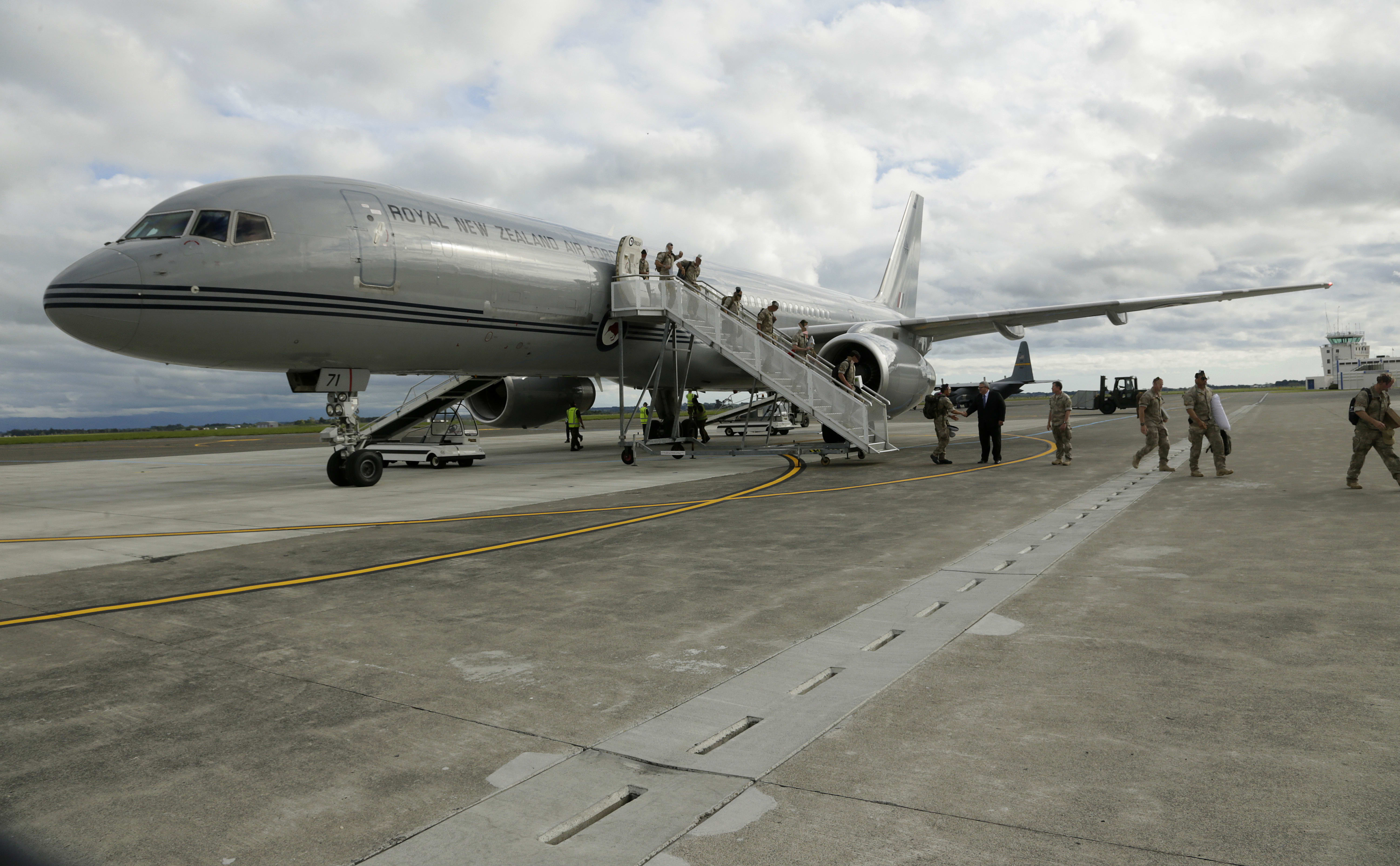 Troops returning from Iraq are welcomed by Defence Minister Gerry Brownlee and Commander Joint Forces New Zealand Major General Tim Gall, at the Ohakea Air Force Base on 16 november 2015.