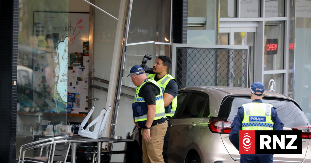 Woman dies, child hurt car crashes into cafe on Auckland’s North Shore - RNZ