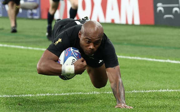 New Zealand's wing Mark Telea dives to score a try during the France 2023 Rugby World Cup Pool A match between France and New Zealand at the Stade de France in Saint-Denis, on the outskirts of Paris on September 8, 2023. (Photo by FRANCK FIFE / AFP)
