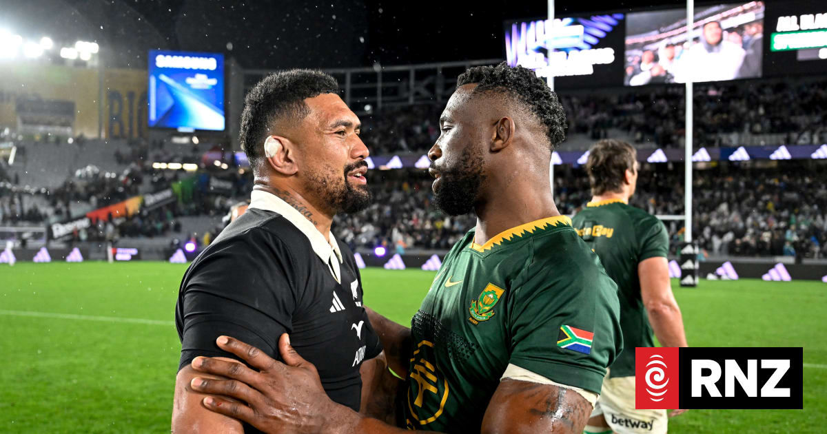 Ardie Savea and Siya Kolisi embrace after the match