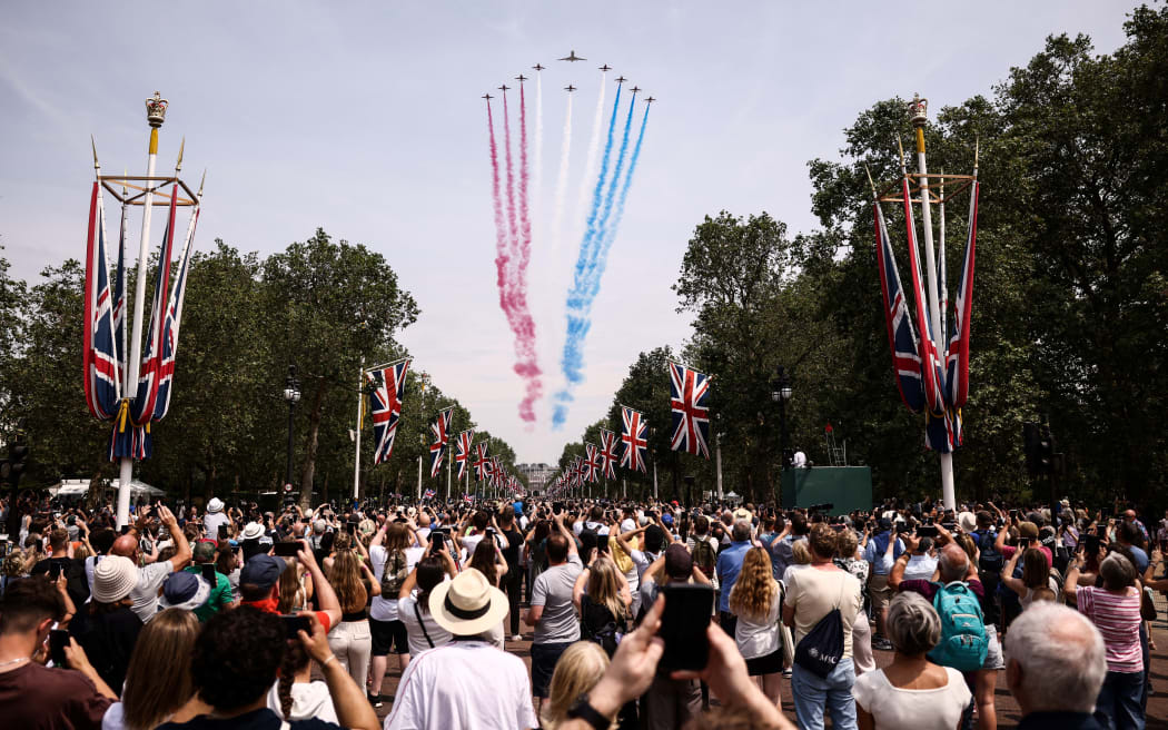 Members of the public cheer as they watch the Royal Air Force Aerobatic Team, the Red Arrows during the King's Birthday Parade, 'Trooping the Colour', in London on June 17, 2023. The ceremony of Trooping the Colour is believed to have first been performed during the reign of King Charles II. Since 1748, the Trooping of the Colour has marked the official birthday of the British Sovereign. Over 1500 parading soldiers and almost 300 horses take part in the event. (Photo by HENRY NICHOLLS / AFP)