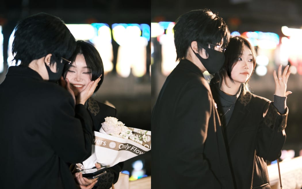 10 (screen name) is on a cosplay commission date in Beijing with Chou Yu (screen name), who is cosplaying Zayne from Love and Deep Space.