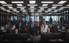 ZERO DAY. (L to R) McKinley Belcher III as Carl Otieno, Mozhan Navabi as Melissa Kornblau, Robert De Niro as George Mullen, Jesse Plemons as Roger Carlson and Connie Britton as Valerie Whitesell in Episode 102 of Zero Day. Cr. Courtesy of Netflix © 2024