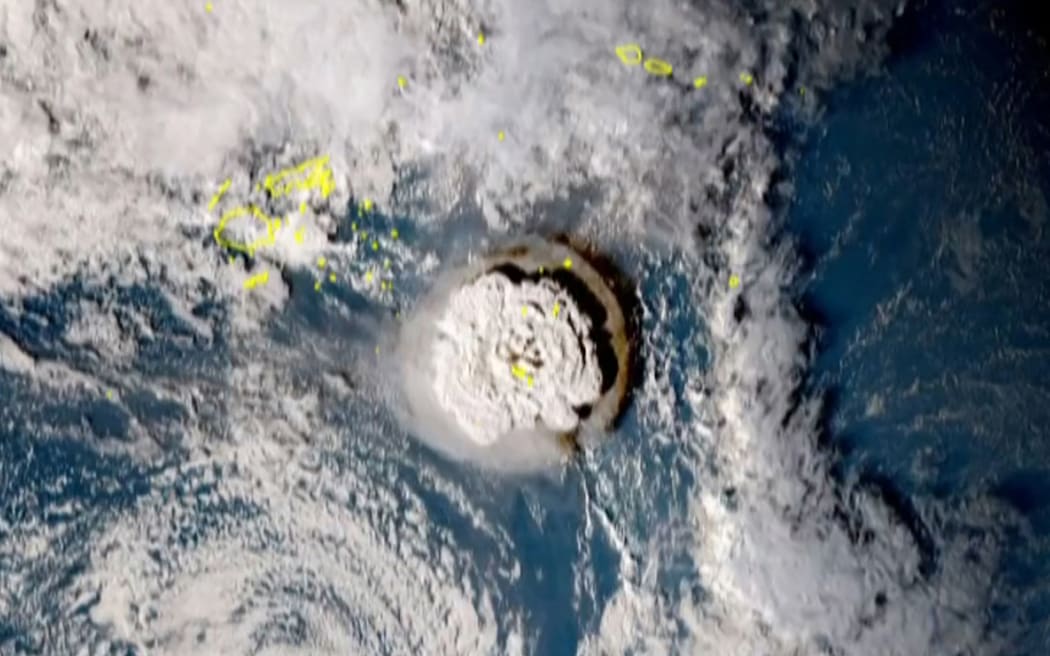 这张屏幕截图取自日本向日葵 8 号卫星拍摄并由国家信息通信技术研究所（日本）于 2022 年 1 月 15 日发布的视频，显示了在汤加引发海啸的火山喷发。 火山喷发十分猛烈，800多公里（500英里）外的斐济都能听到“雷鸣般的巨响”。