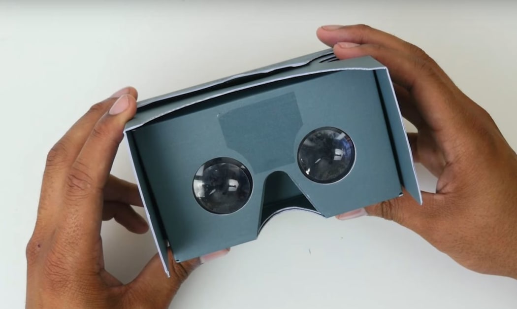 Peering into a viewer is back in fashion again.