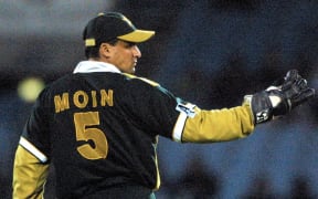 Moin Khan playing for Pakistan in 2001.