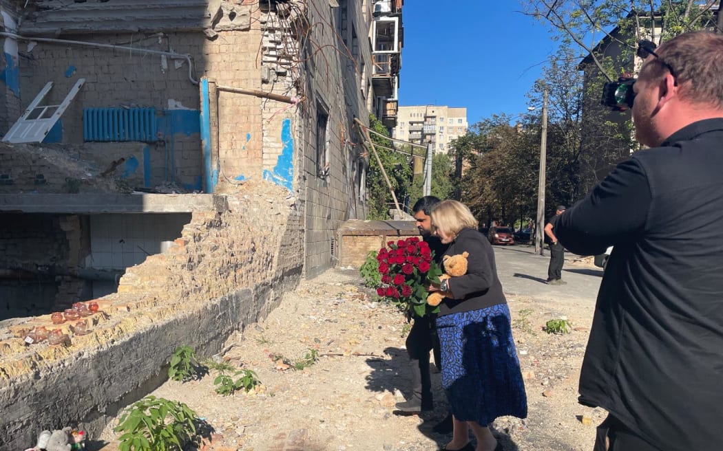 Defence Minister Judith Collins and Tymur Tkachenko, the head of Kyiv’s city military administration, view the destruction in Kyiv.