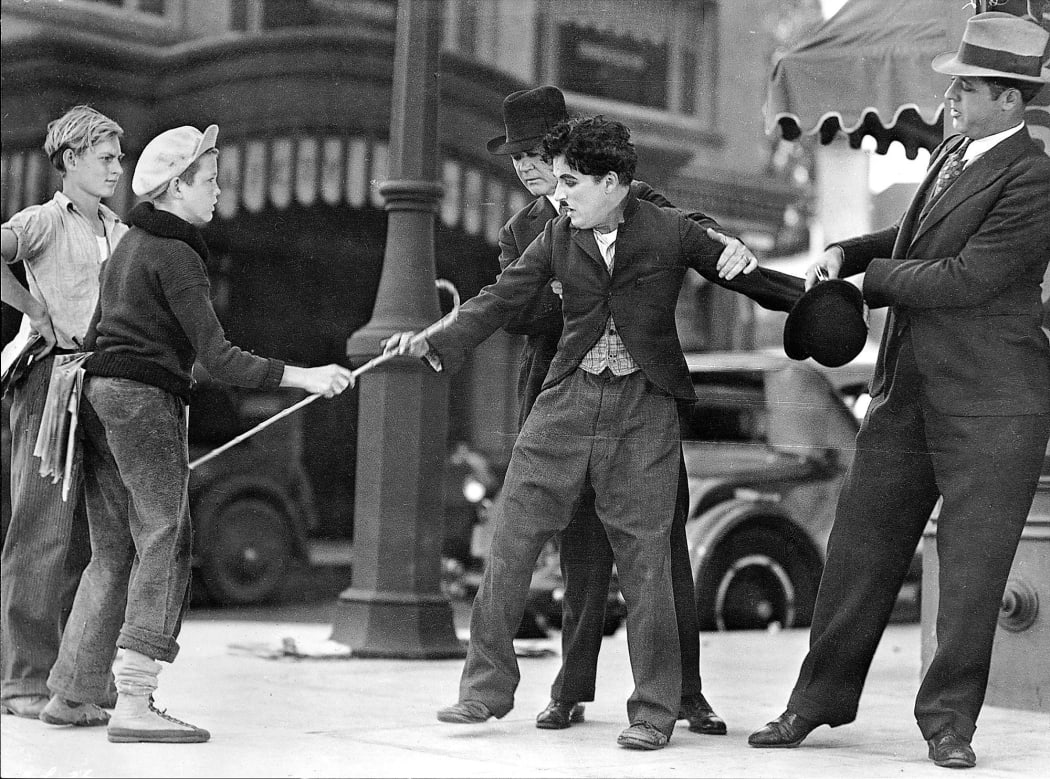 The Tramp is arrested for the theft of the rich drunk’s wallet.