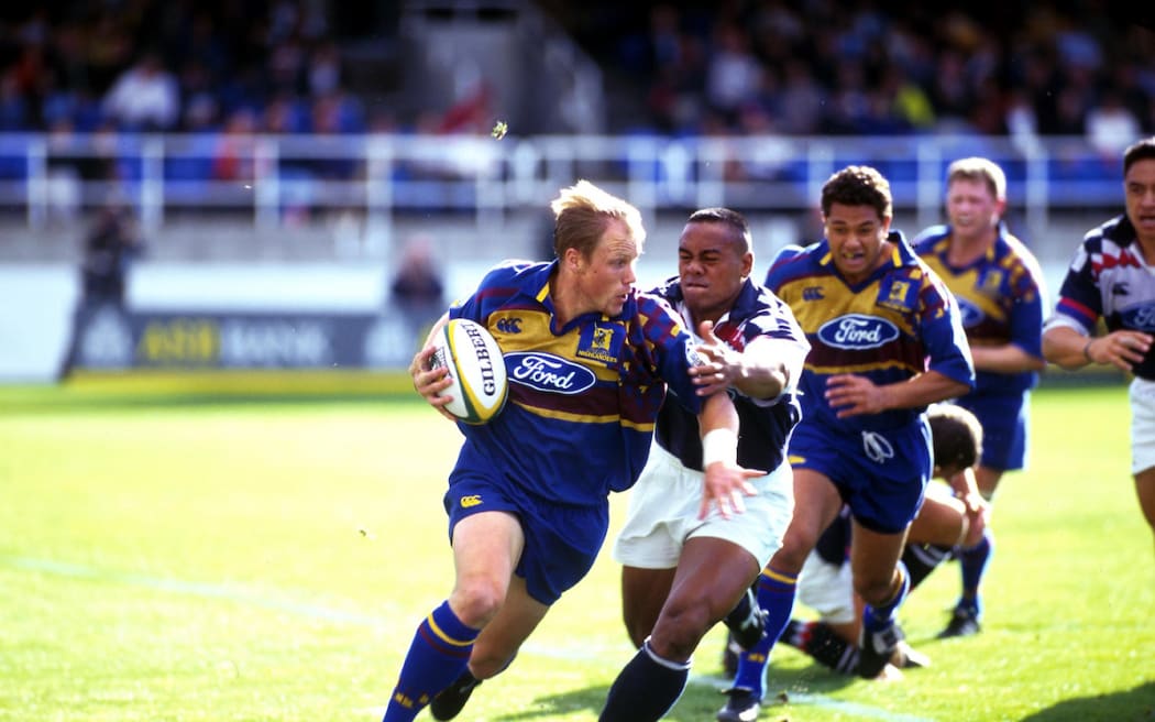 Jeff Wilson evades a tackle by Jonah Lomu, Highlanders v Blues, Carisbrook, 1998