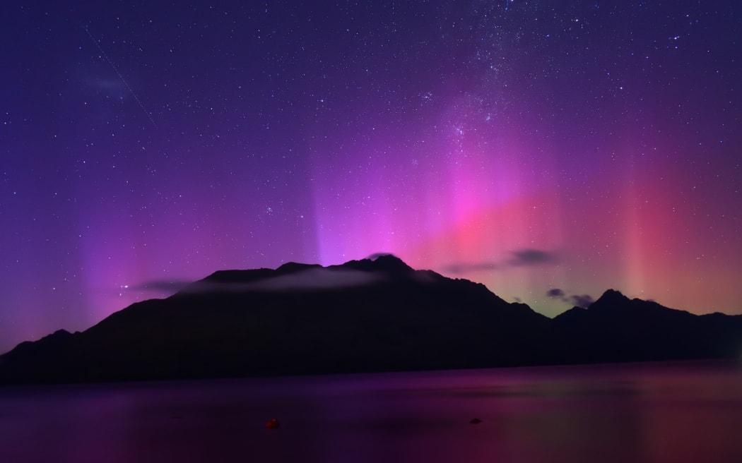 Aurora Australis, capturada en Queenstown Gardens alrededor de las 6 a.m. del 20 de abril de 2024.