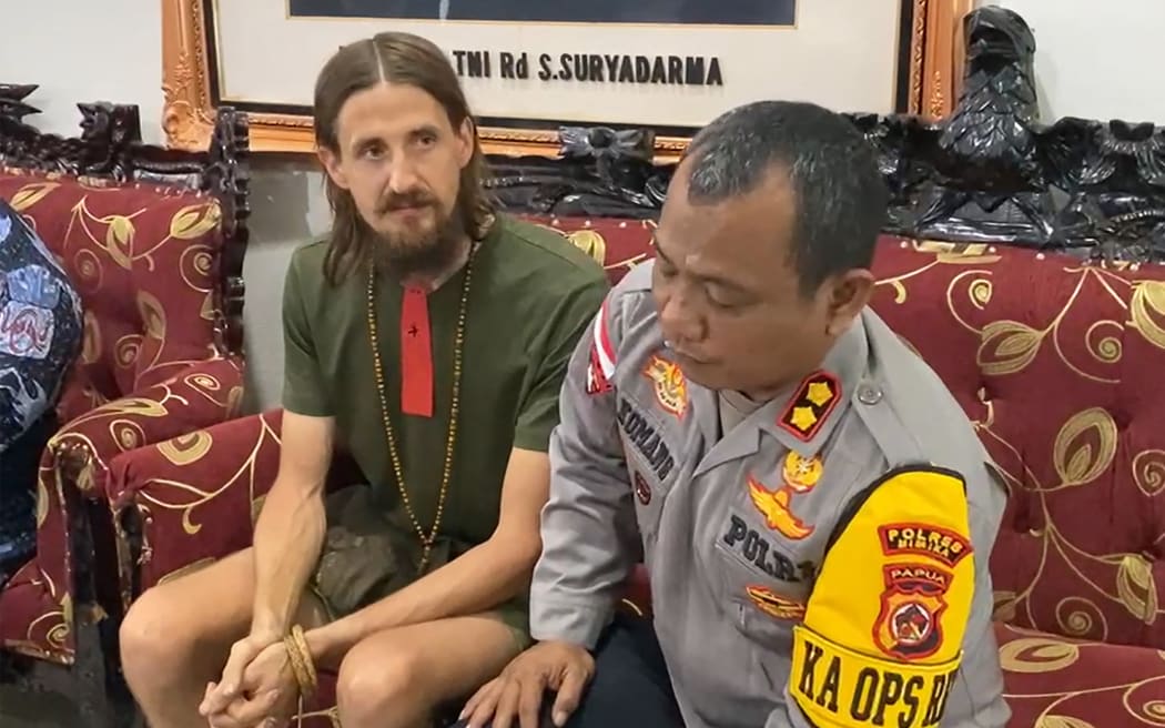 This screen grab from handout video footage taken and released on September 21, 2024 by the Cartenz Peace Task Force shows New Zealand pilot Phillip Mehrtens (L), who was snatched by rebels in Indonesia's restive region of Papua in February last year, following his release at a press conference in Timika. New Zealand pilot Phillip Mehrtens has been released from captivity by rebels in Indonesia's restive region of Papua and was in good health despite the 19-month-long ordeal, Indonesian and New Zealand authorities said on September 21. (Photo by Handout / CARTENZ PEACE TASK FORCE / AFP) / RESTRICTED TO EDITORIAL USE - MANDATORY CREDIT "AFP PHOTO /  CARTENZ PEACE TASK FORCE" - NO MARKETING - NO ADVERTISING CAMPAIGNS - DISTRIBUTED AS A SERVICE TO CLIENTS